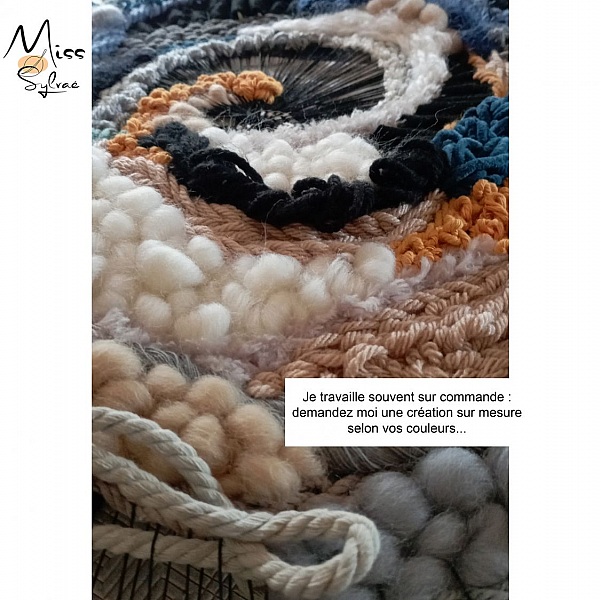 Tissage mural cadre rond en macram&eacute; et d&eacute;cor montagne en laines blanches et beiges