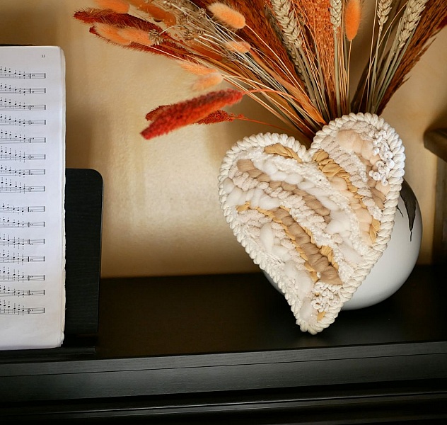 D&eacute;coration coeur en tissage de laines blanches et beiges