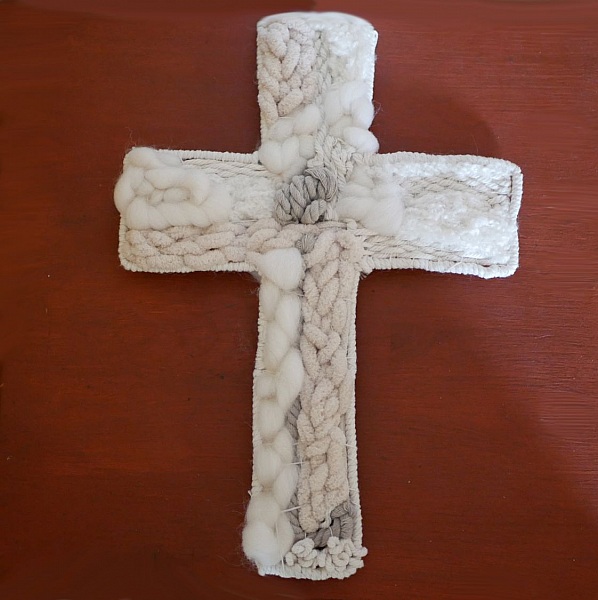 D&eacute;coration croix chr&eacute;tienne au tissage de laines blanches et beiges