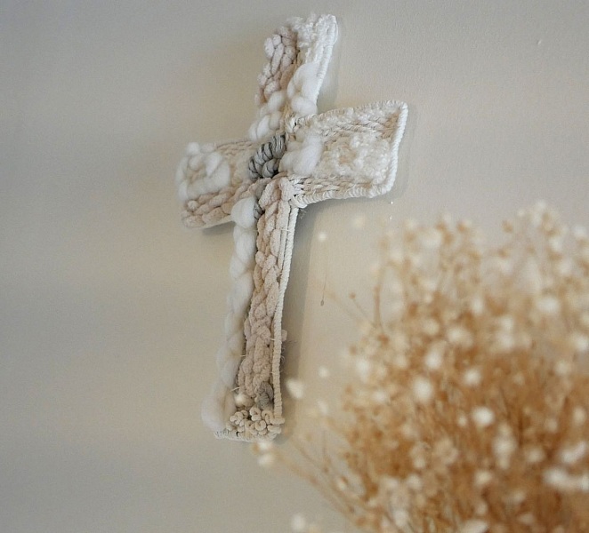 D&eacute;coration croix chr&eacute;tienne au tissage de laines blanches et beiges