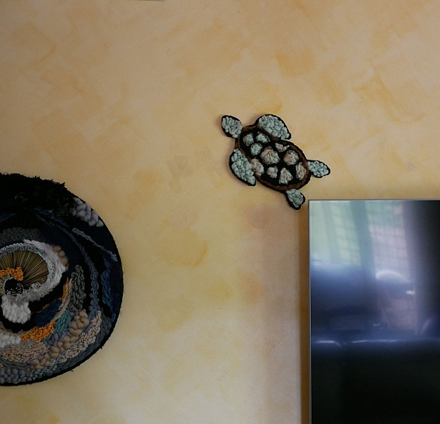 D&eacute;coration Tortue marine en tissage de laine noir et vert