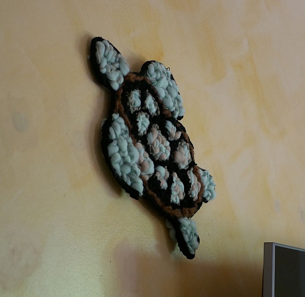 D&eacute;coration Tortue marine en tissage de laine noir et vert