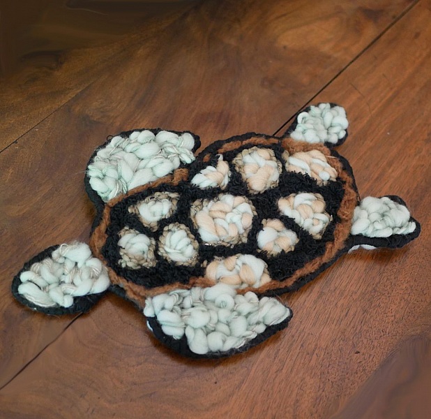 D&eacute;coration Tortue marine en tissage de laine noir et vert