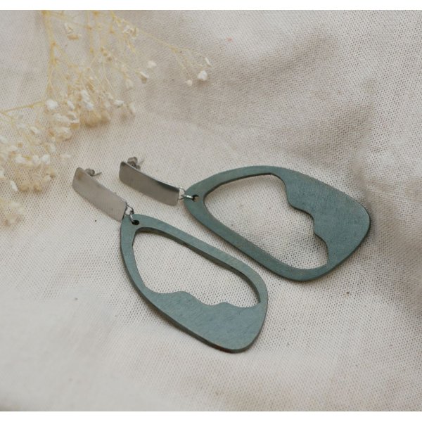 Store &oslash;redobber i tre malt gr&oslash;nn eller gr&aring;