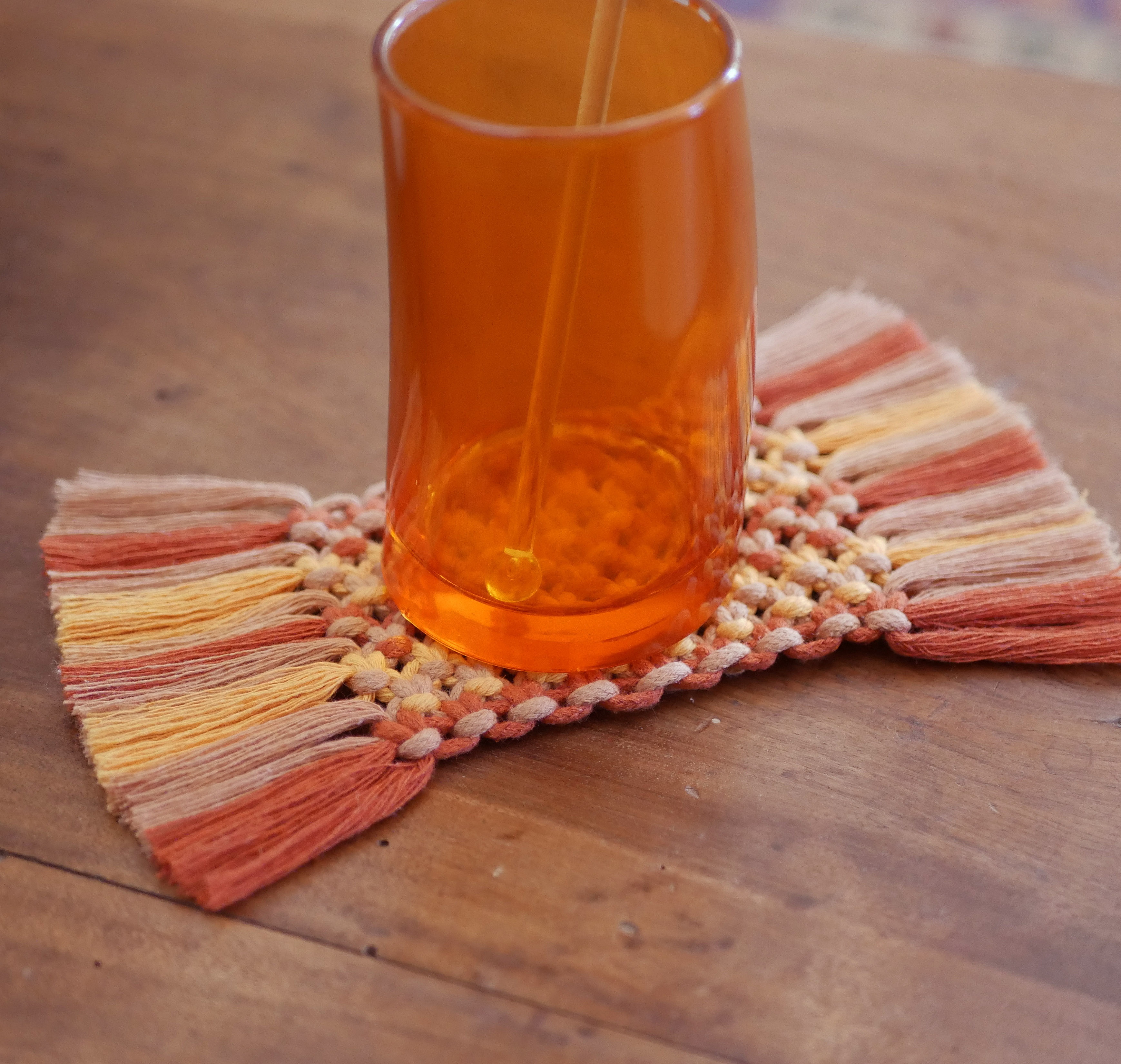 Mini tapis "Automne" dessous de tasse d&eacute;coratif en macram&eacute; multicolore