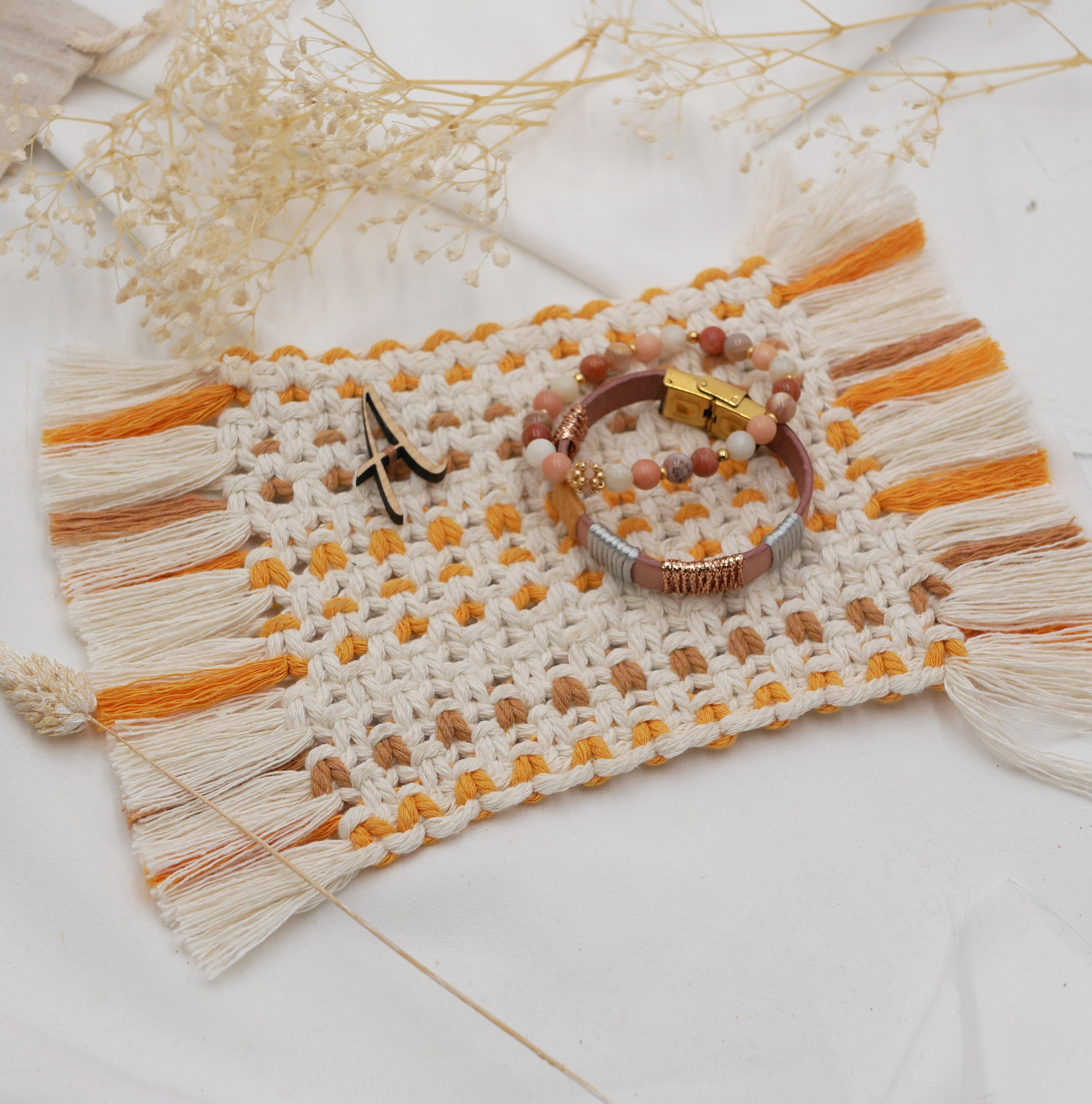 Mini tapis rectangulaire en macramé écru, beige et orange pour grand dessous de mug 