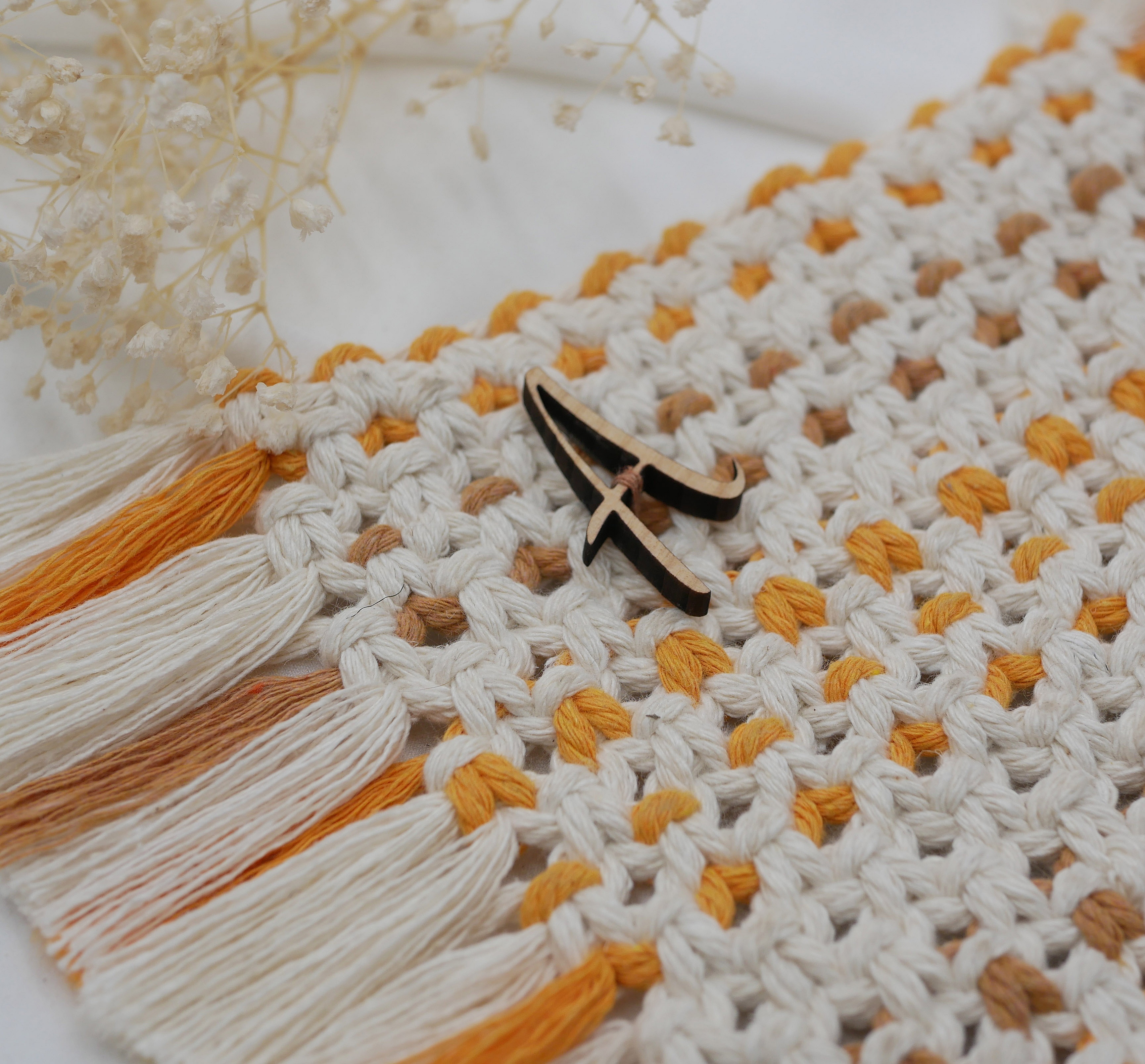 Mini tapis rectangulaire en macram&eacute; &eacute;cru, beige et orange pour grand dessous de mug 