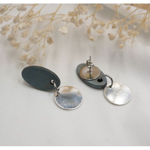 Sm&aring; geometriske &oslash;redobber i tre i bl&aring;gr&aring;tt s&oslash;lv 