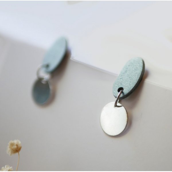 Sm&aring; geometriske &oslash;redobber i tre i bl&aring;gr&aring;tt s&oslash;lv 