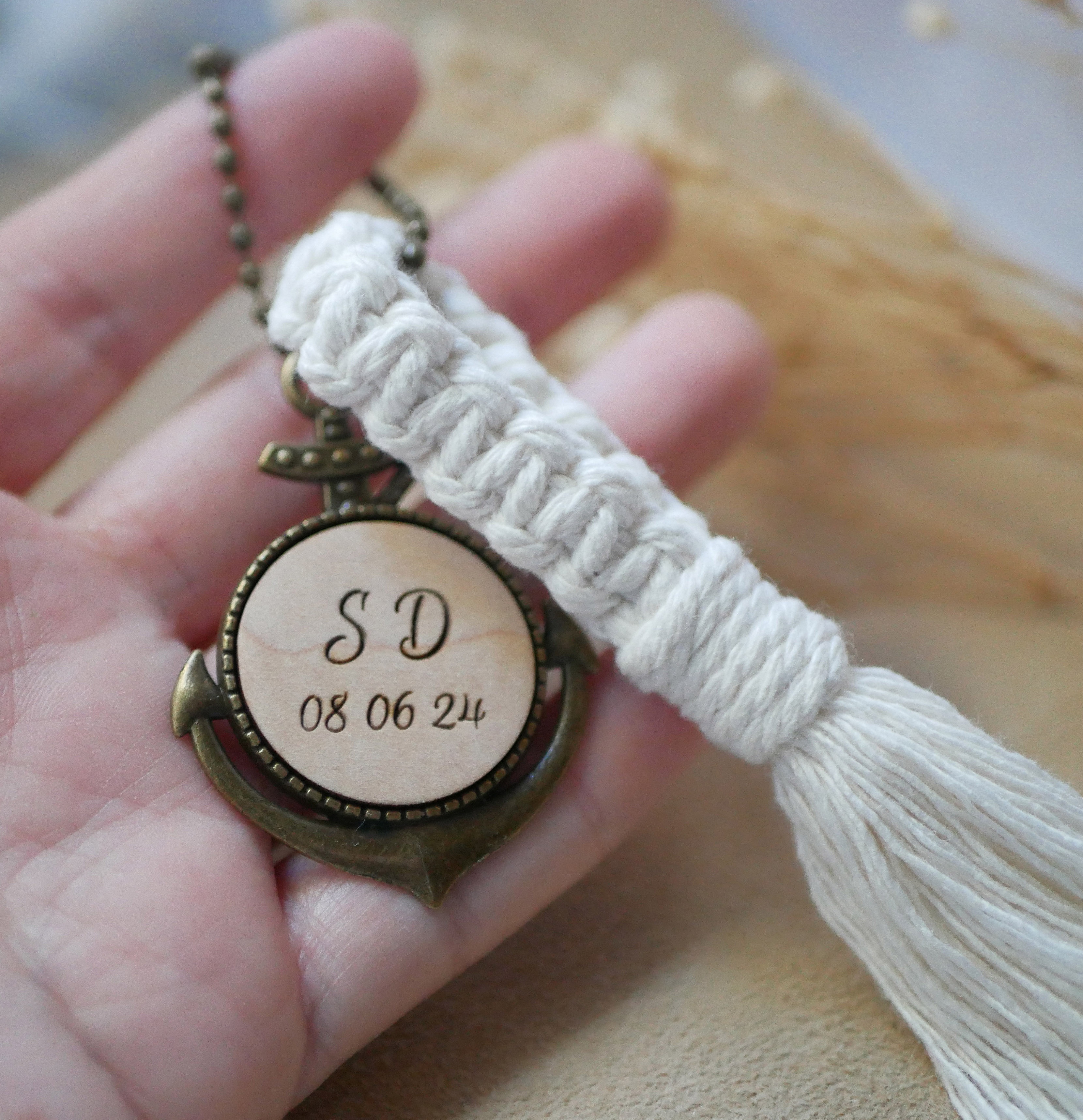 Porte-cl&eacute;s ancre marine au cabochon bois grav&eacute; personnalis&eacute; et suspension en macram&eacute;