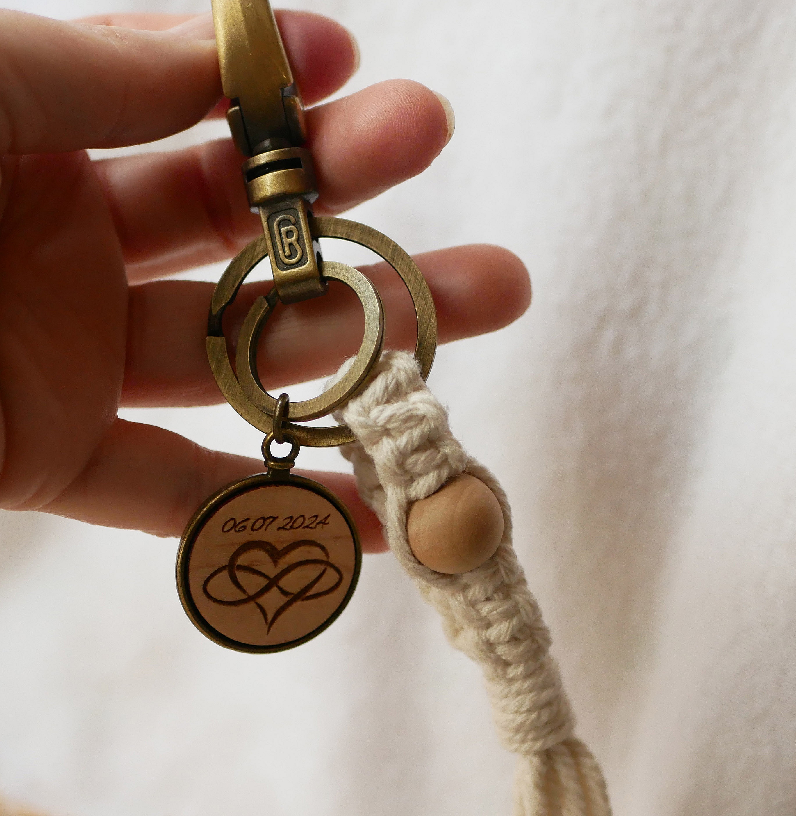 Porte-cl&eacute;s macram&eacute; et cabochon en bois grav&eacute; personnalis&eacute; sur  gros mousqueton laiton vieilli 