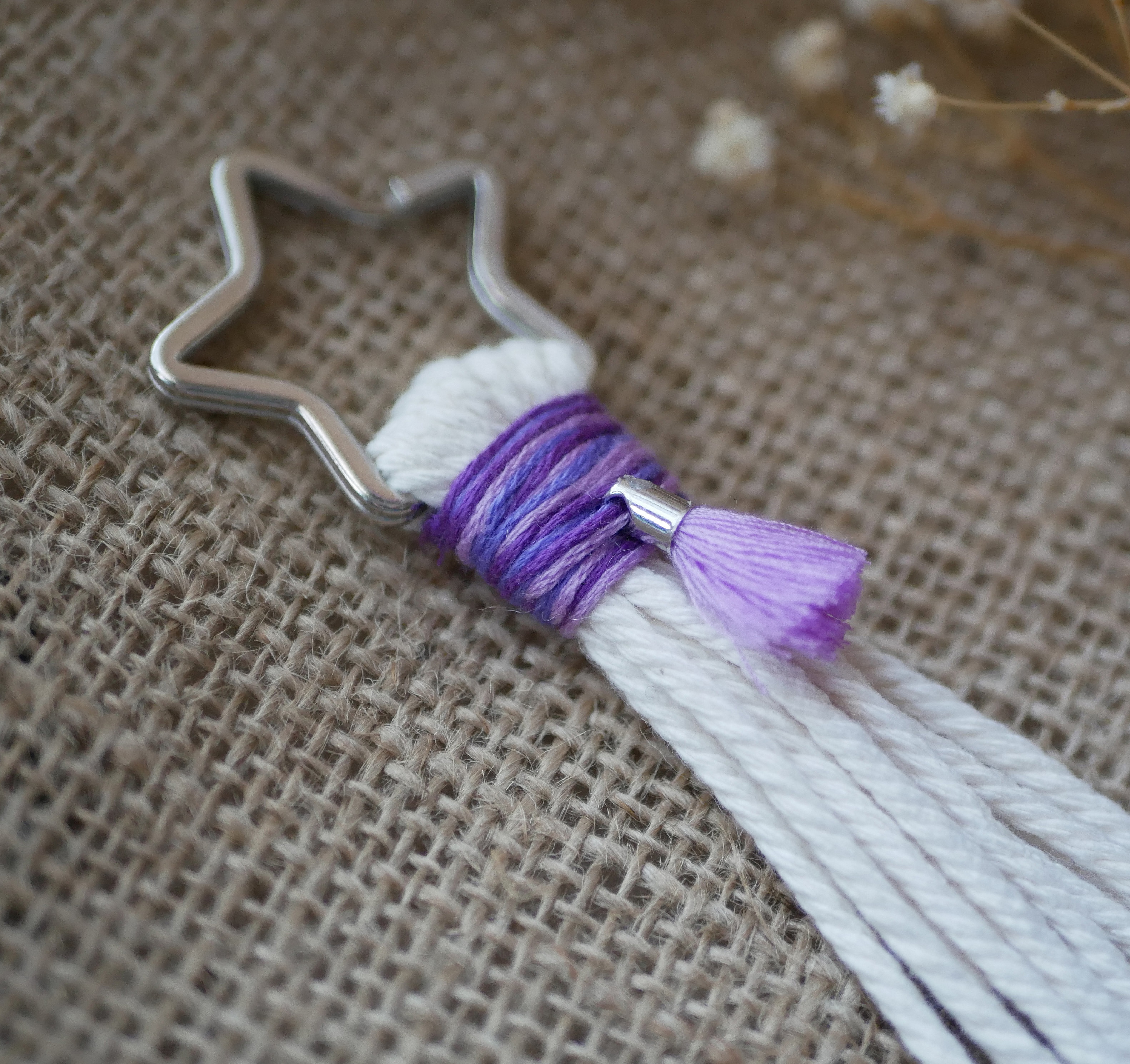 Porte cl&eacute; macram&eacute; &eacute;toile et pompon violet