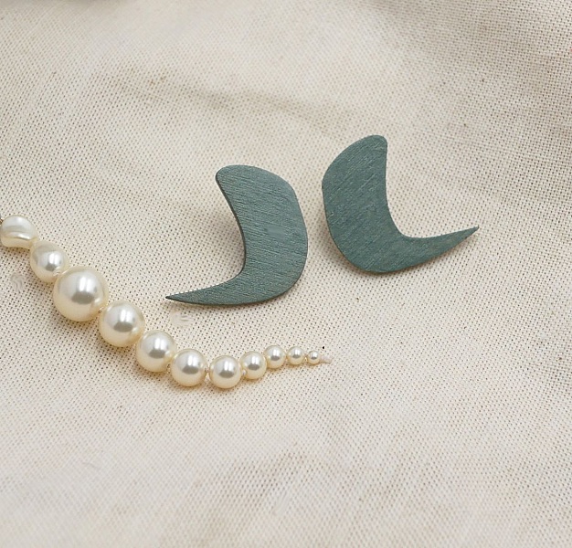 Gr&aring; metalliske grafiske &oslash;redobber i tre