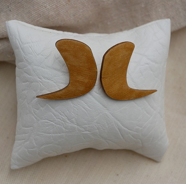 Grafiske &oslash;redobber i gullbelagt tre