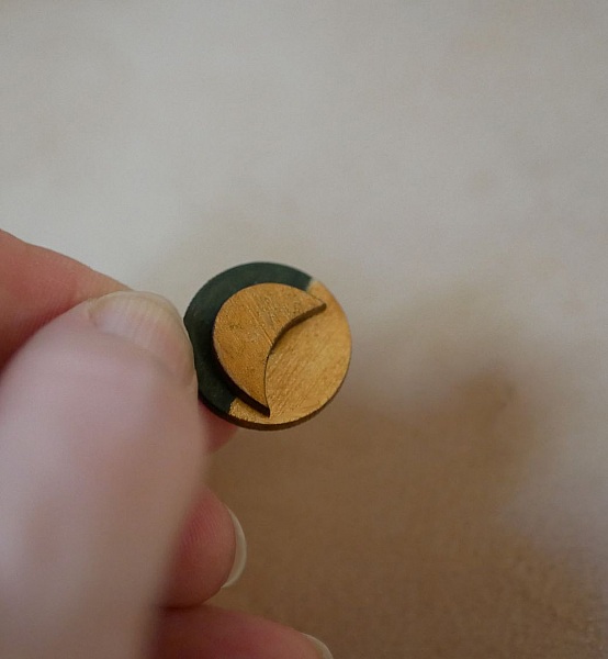 Runde &oslash;redobber i tre med m&aring;ner i m&oslash;rkegr&oslash;nt og gull