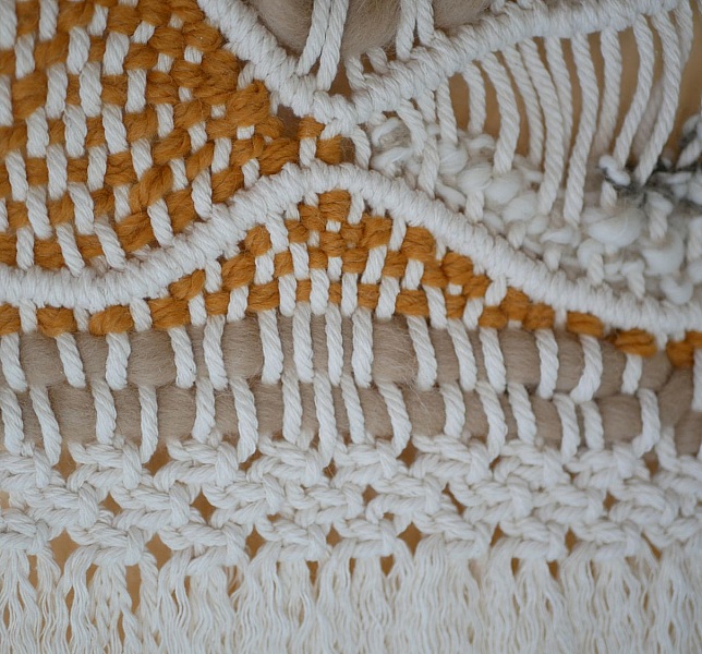 Suspension murale macram&eacute; et tissage laine &eacute;cru et ocre