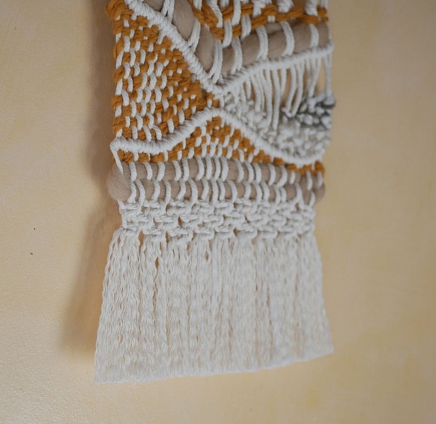 Suspension murale macram&eacute; et tissage laine &eacute;cru et ocre