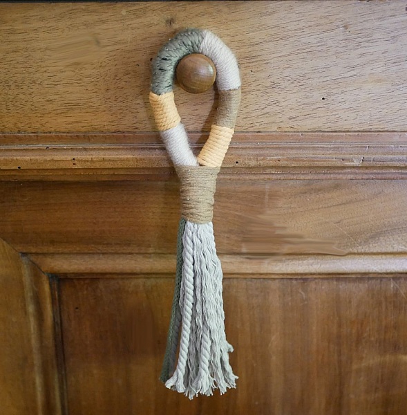 Suspension pompon macram&eacute; pour poign&eacute;e de porte
