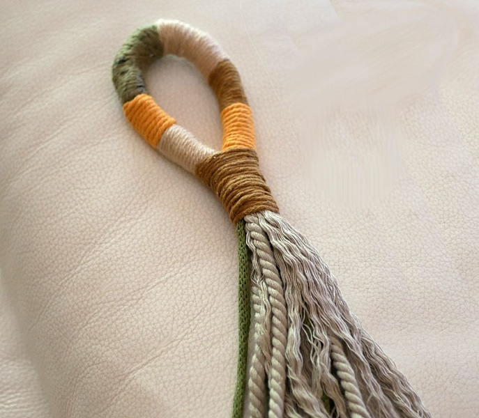 Suspension pompon macram&eacute; pour poign&eacute;e de porte