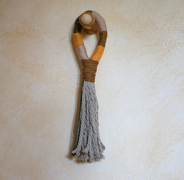 Suspension pompon macram&eacute; pour poign&eacute;e de porte