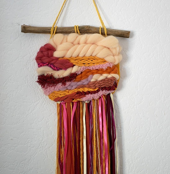 Suspension tissage mural aux laines de couleurs vives et longues franges