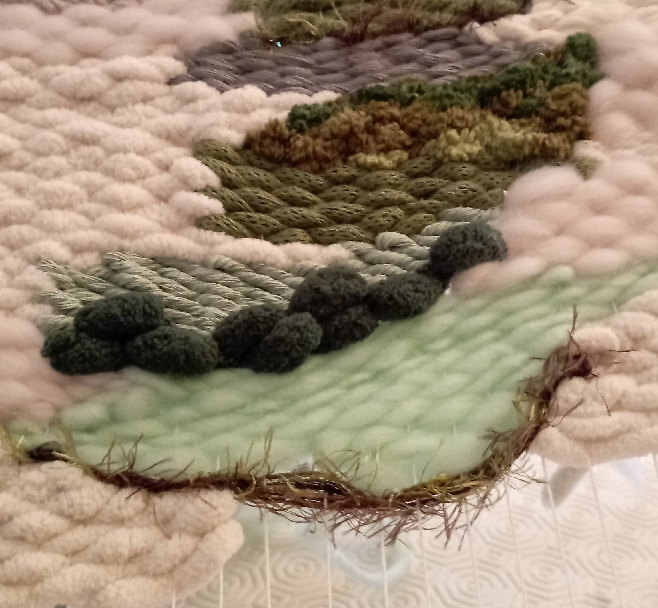 Suspension tissage mural "Les rivi&egrave;res v&eacute;g&eacute;tales" en laines et coton de couleurs vert d'eau et longues franges