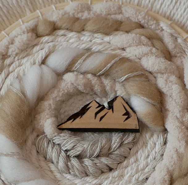 Tissage mural cadre rond en macram&eacute; et d&eacute;cor montagne en laines blanches et beiges