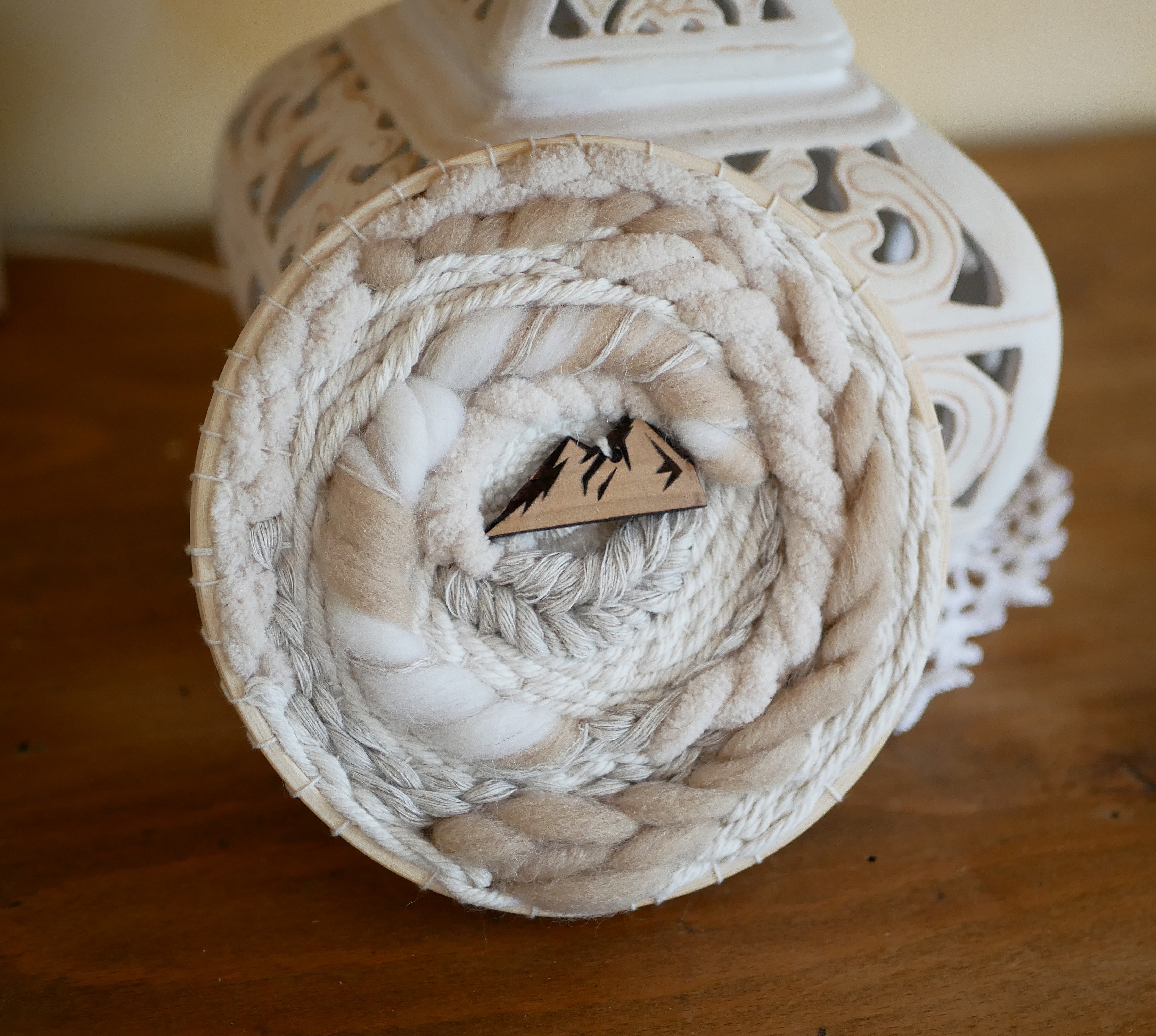 Tissage mural cadre rond en macram&eacute; et d&eacute;cor montagne en laines blanches et beiges