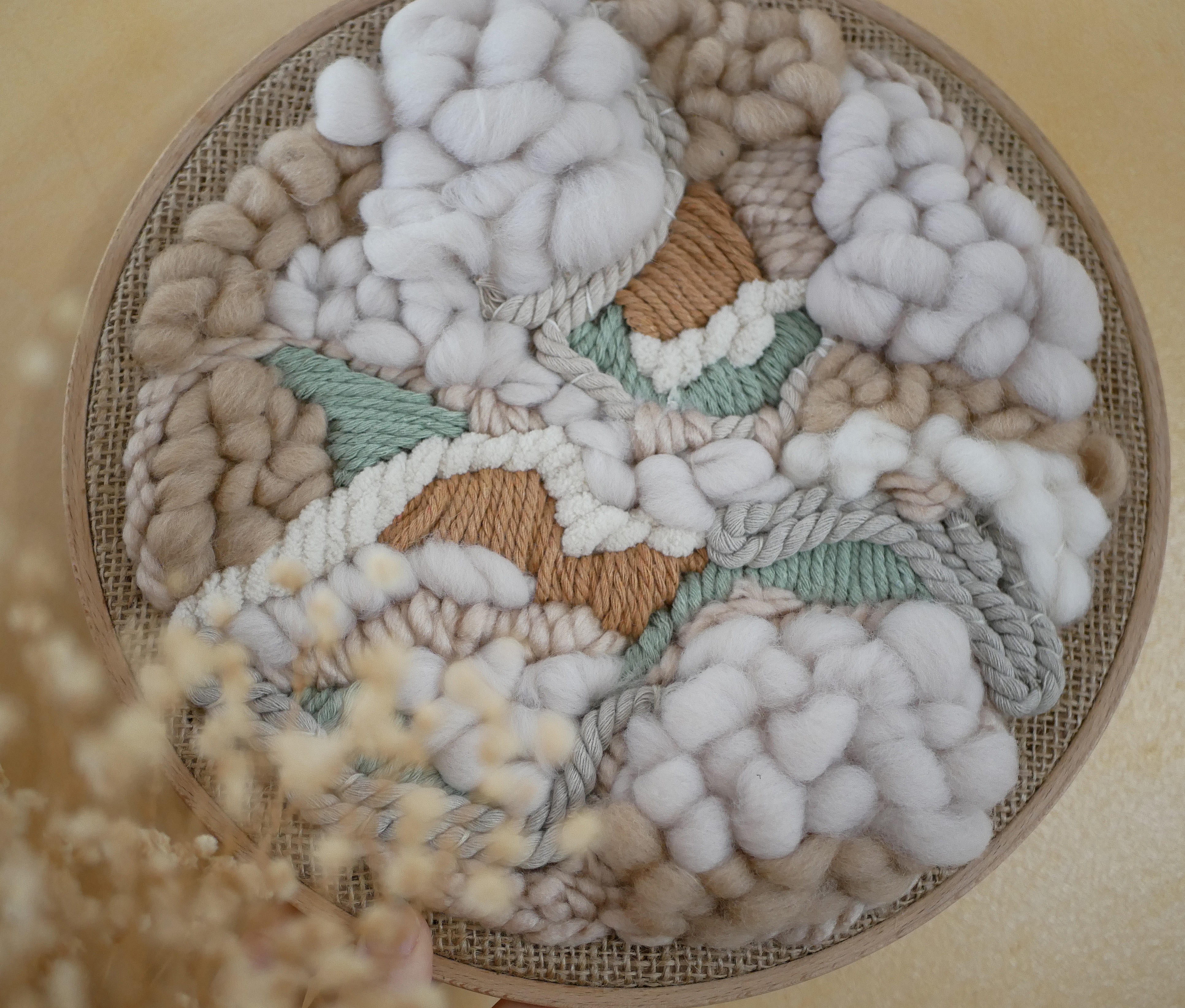 Tissage mural rond de laines et cordes &agrave; macram&eacute; tons blanc beige