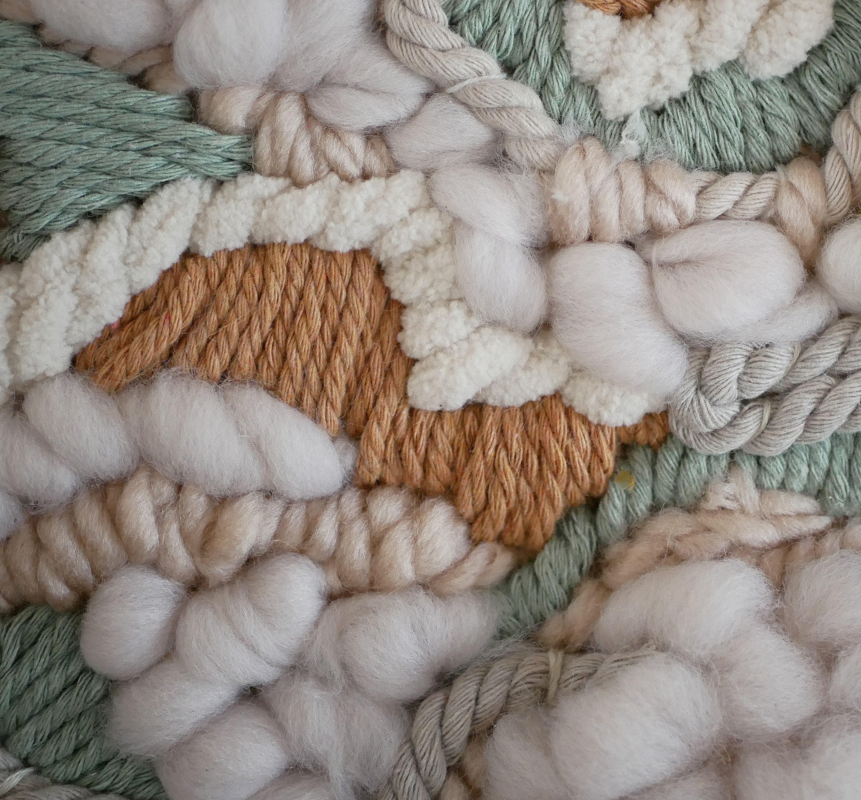 Tissage mural rond de laines et cordes &agrave; macram&eacute; tons blanc beige