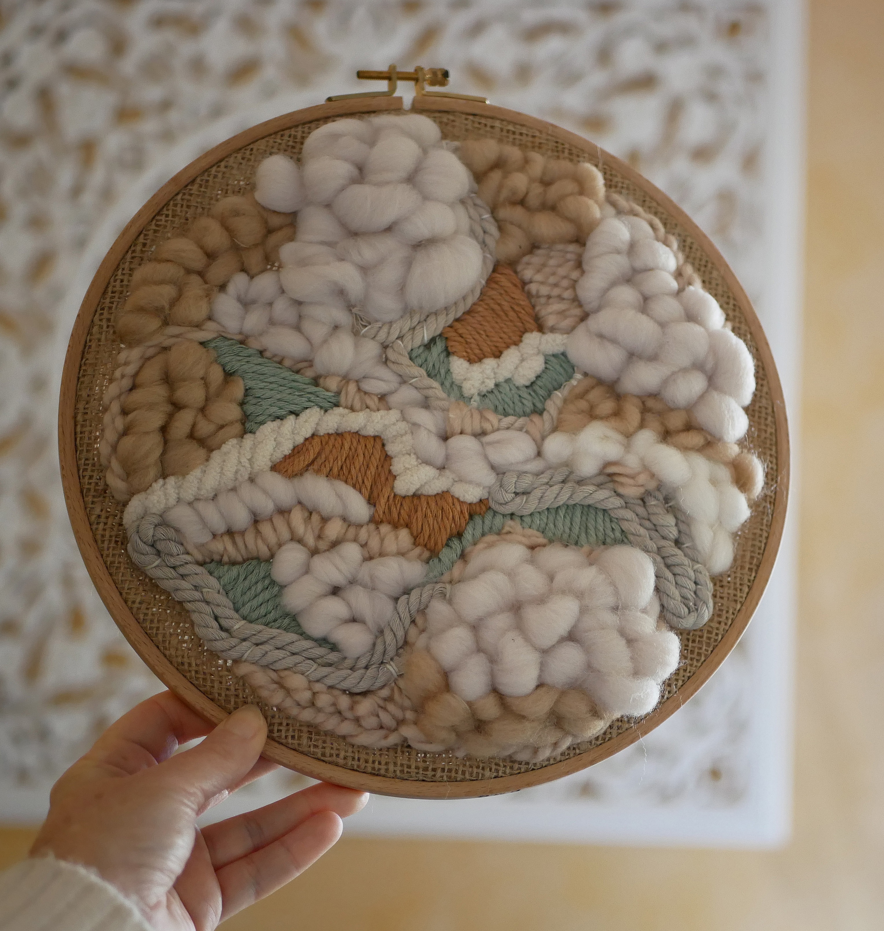 Tissage mural rond de laines et cordes &agrave; macram&eacute; tons blanc beige