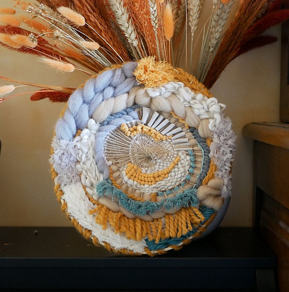 Tissage rond mural contemporain et boh&egrave;me aux pompons fantaisie