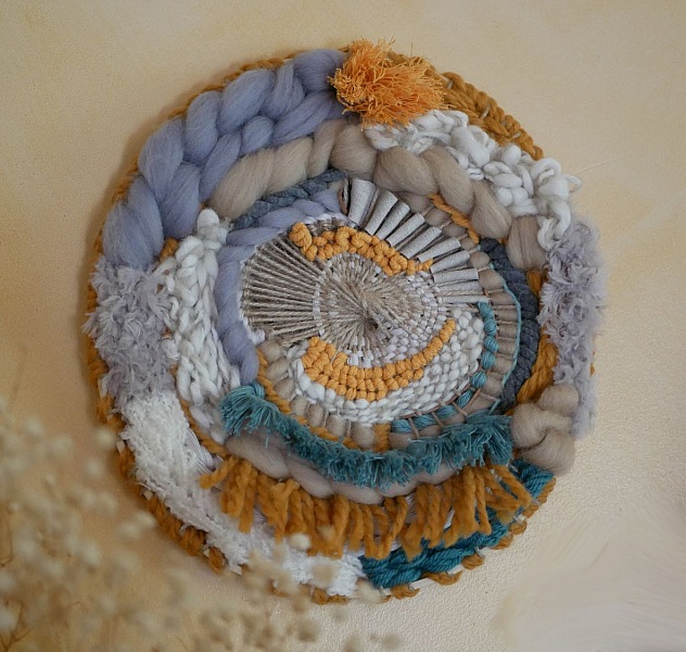 Tissage rond mural contemporain et boh&egrave;me aux pompons fantaisie
