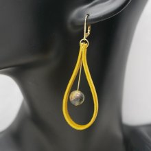 Sennepsgule øredobber i skinn og edelstener 
