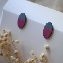 Ovale øredobber i tre malt i fuchsia og grå metallisk effekt