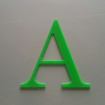 Bokstav i farget pleksiglass
