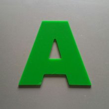 Bokstav i farget pleksiglass