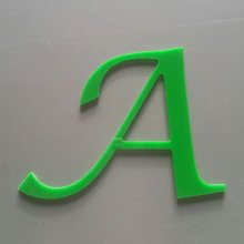 Bokstav i farget pleksiglass