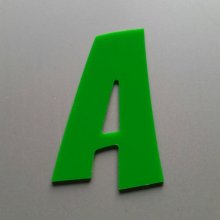 Bokstav i farget pleksiglass