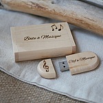 128 GB USB-minnepinne 3.0 i en spesialdesignet eske av lyst lønnetre