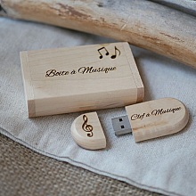 128 GB USB-minnepinne 3.0 i en spesialdesignet eske av lyst lønnetre