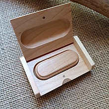 32 GB 2.0 USB-minnepinne med gravering i etui av lønnetre