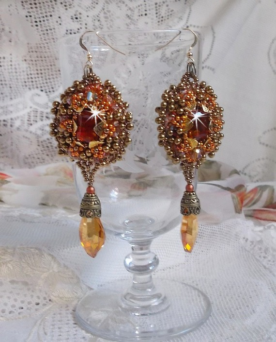 BO Harmony Amber brodert med Swarovski Crystals, 1960-talls bohemske glass cabochons, mini perler, seed perler og 14 karat gullfylte ørekroker