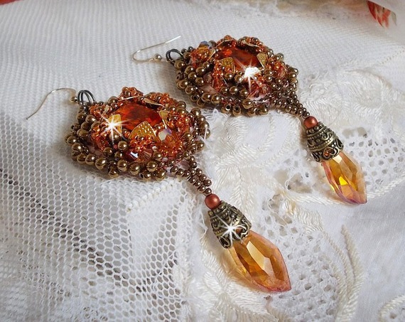 BO Harmony Amber brodert med Swarovski Crystals, 1960-talls bohemske glass cabochons, mini perler, seed perler og 14 karat gullfylte ørekroker
