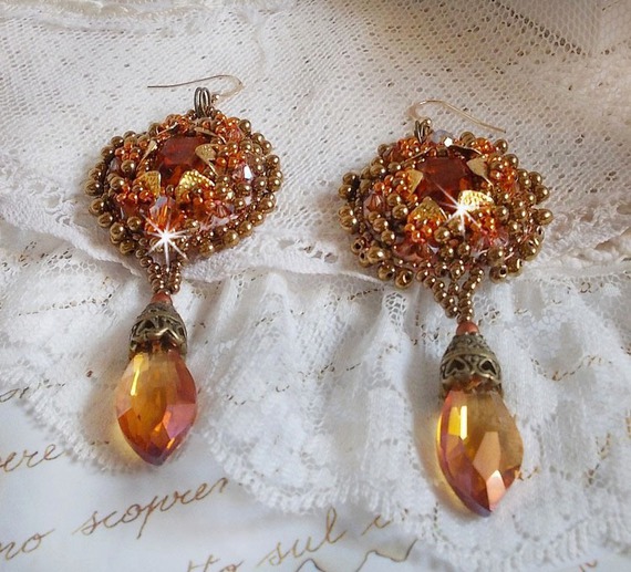 BO Harmony Amber brodert med Swarovski Crystals, 1960-talls bohemske glass cabochons, mini perler, seed perler og 14 karat gullfylte ørekroker