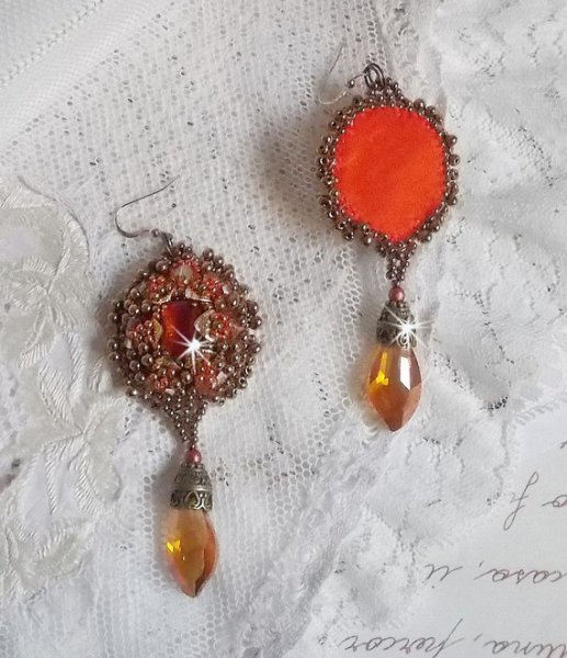BO Harmony Amber brodert med Swarovski Crystals, 1960-talls bohemske glass cabochons, mini perler, seed perler og 14 karat gullfylte ørekroker