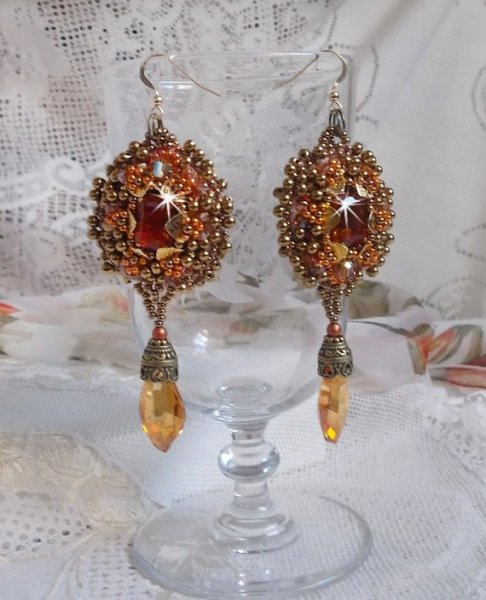 BO Harmony Amber brodert med Swarovski Crystals, 1960-talls bohemske glass cabochons, mini perler, seed perler og 14 karat gullfylte ørekroker