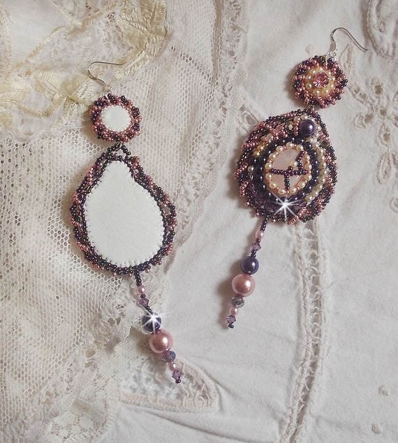 BO Grace brodert med rosakvarts, Swarovski-krystaller, perleperler, frøperler og ørekroker i 925/1000 sterlingsølv.