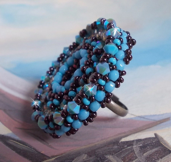 Naïade ring brodert med en turkisblå harpiks og krystall cabochon, et vakkert lysspill.