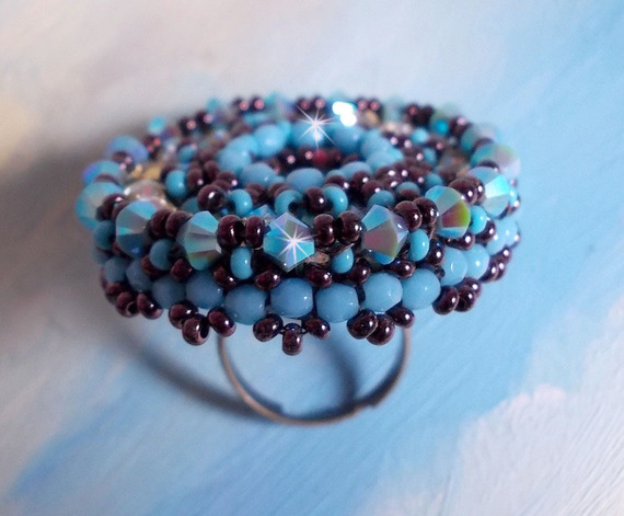 Naïade ring brodert med en turkisblå harpiks og krystall cabochon, et vakkert lysspill.